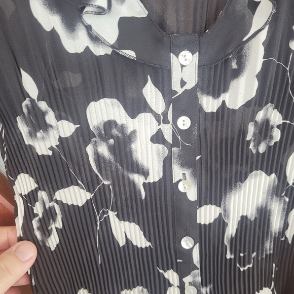 Nicola petites black w/white floral pattern top Size PS - Picture 4 of 5